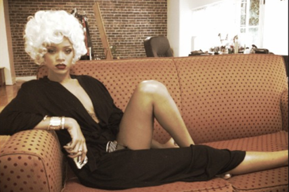 Rihanna kot striptizeta ali Marilyn Monroe?