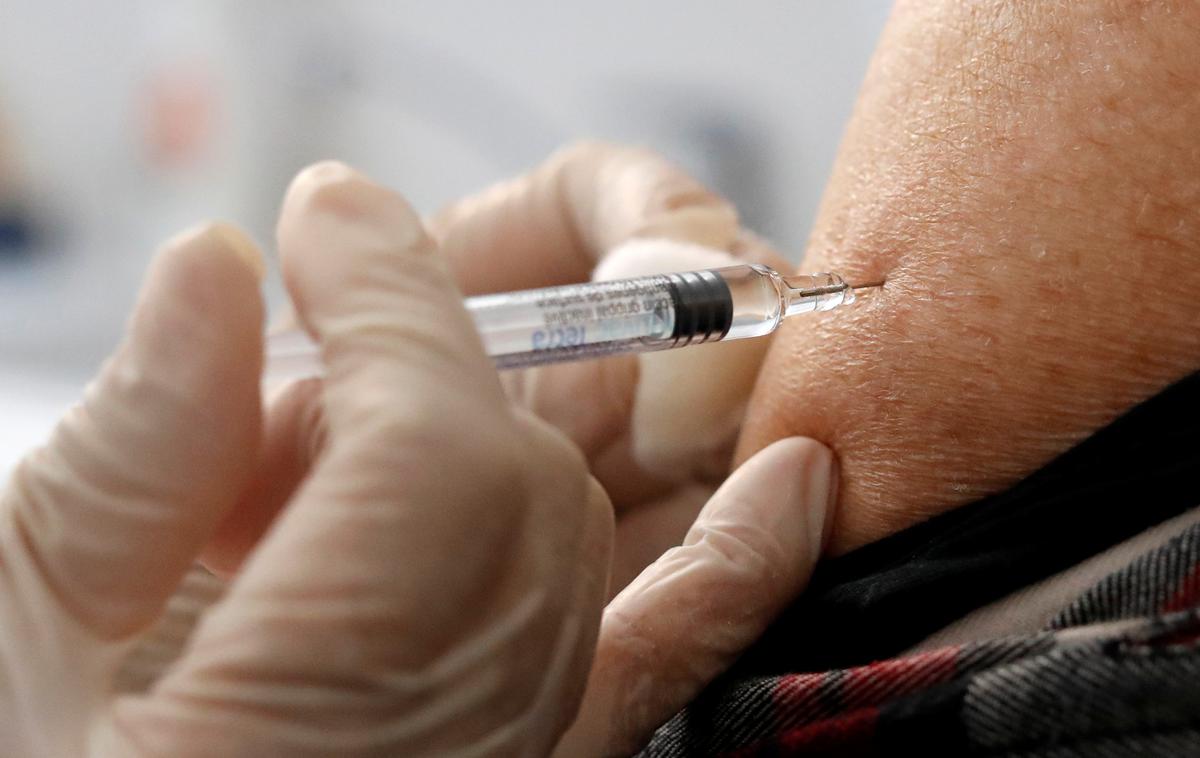 gripa cepljenje bolezen | Cepljenje velja za najučinkovitejšo preventivo proti gripi, a je razvoj učinkovitega cepiva močno otežen, ker virus gripe mutira hitro in nepredvidljivo, zaradi česar je cepivo vsako leto drugačno. | Foto Reuters