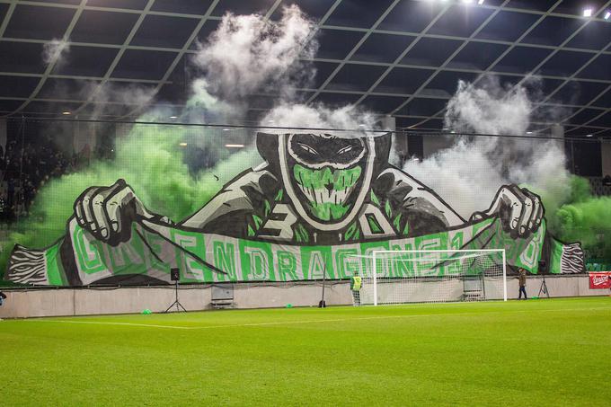 Nepozaben nogometni večer v Stožicah se je začel s slavnostno koreografijo navijaške skupine Green Dragons, ki letos praznuje 30. rojstni dan. | Foto: Žiga Zupan/Sportida