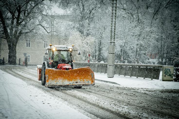 Ob 3. uri zjutraj je bilo v Ljubljani v pripravljenosti 28 posipalcev, ki so s posipavanjem cest začeli ob 7. uri. | Foto: Ana Kovač