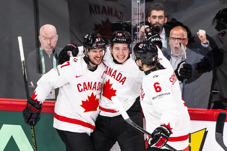 Tako so se četrtega zadetka Kanade proti Švedski veselili Sidney Crosby, strelec Macklin Celebrini in Travis Sanheim, ki je zatresel mrežo Skandinavcev že po 18 sekundah. | Foto: Guliverimage