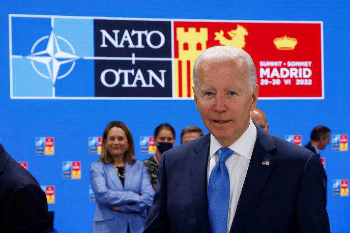 Biden | Ameriški predsednik Joe Biden je danes na vrhu Nata v Madridu napovedal, da bodo ZDA Ukrajini namenile dodatno vojaško pomoč v vrednosti 800 milijonov ameriških dolarjev. Ob tem je dejal, da bodo ZDA podpirale Kijev "tako dolgo, kot bo potrebno". | Foto Reuters