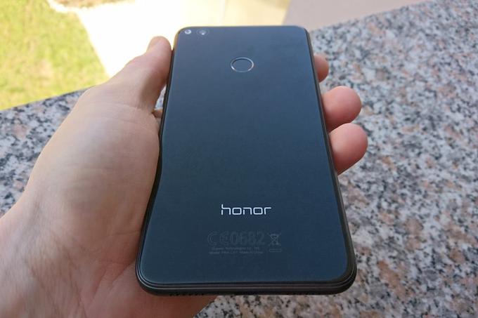 Huawei Honor 8 Lite zadaj. Čitalnik prstnih odtisov je krožec na sredi zgornjega dela. | Foto: Matic Tomšič