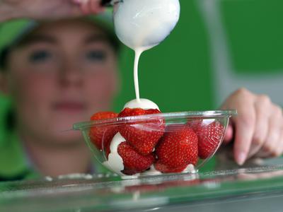 V zamrznjenih jagodah Natureta in S-budget zaznali prepovedan pesticid