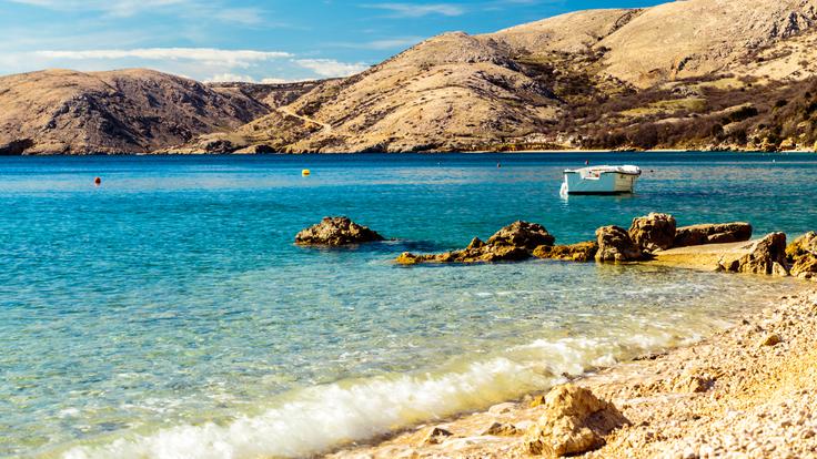 Številni zalivi okrog Stare Baške imajo prodnato plažo in zagotavljajo dovolj zasebnosti za popolno sprostitev. Foto: Getty Images | Foto: 
