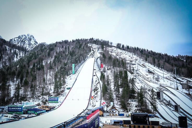Pogled na skakalnice pred začetkom petkovega programa | Foto: Ana Kovač