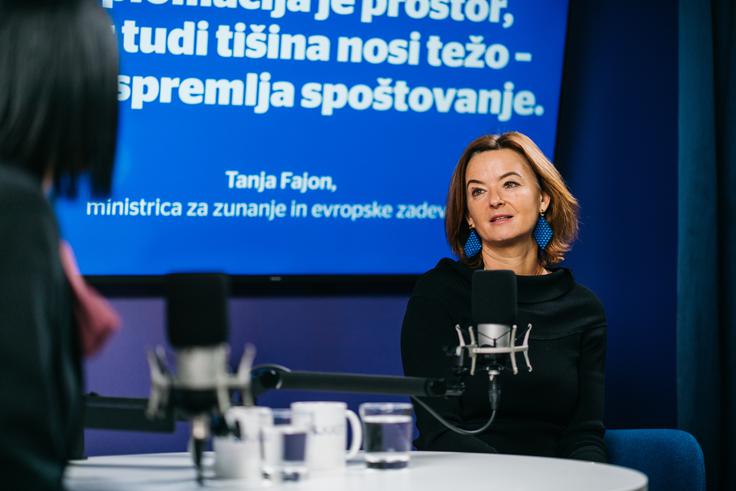 Kot pravi, je bil cilj Slovenije graditi mostove, delovati kot resen glasnik zaupanja in države opozarjati na odgovornost mednarodne skupnosti, da zaščiti civiliste ter gradi na miru in kolektivni varnosti. Ob tem poudari, da se ji zdi, da je Slovenija kljub zahtevnim razmeram uspela ohraniti načelnost, prav ta drža pa je po njenih besedah odprla tudi nova zavezništva v svetu. | Foto: Jan Lukanović