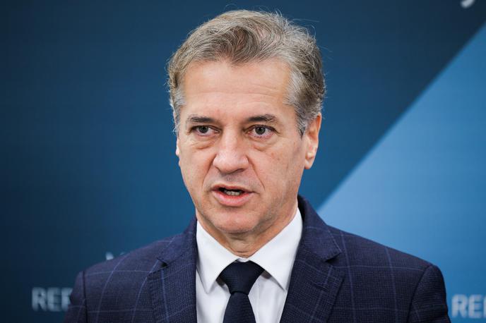 Robert Golob | V četrtek so na ministrstvu za delo za STA napovedali, da bo vlada seznam dejavnosti obravnavala že danes v Mariboru, shemo pa naj bi nato sprožila prihodnji teden. A te točke kljub ponavljajočim se pozivom gospodarstva, zadnji je danes prišel iz Gospodarske zbornice Slovenije, na seji ni bilo na dnevnem redu. Kdaj bo oz. ali bo to na dopisni seji, ni jasno. | Foto STA