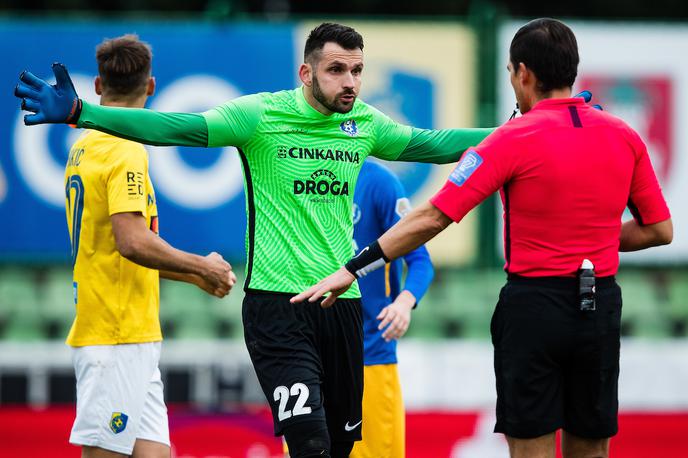 NK Bravo NK Celje | Matjaž Rozman je glavni razlog, da so Celjani spet zmagali. | Foto Grega Valančič / Sportida