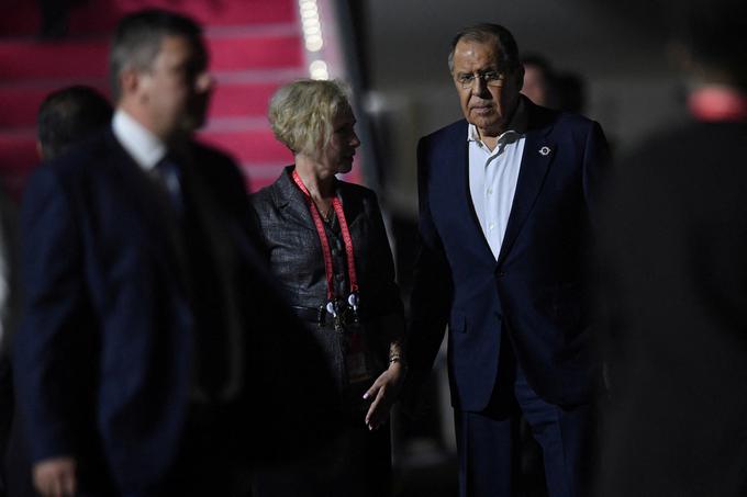 Ruski zunanji minister Sergej Lavrov ob prihodu na letališče na Baliju. | Foto: Reuters