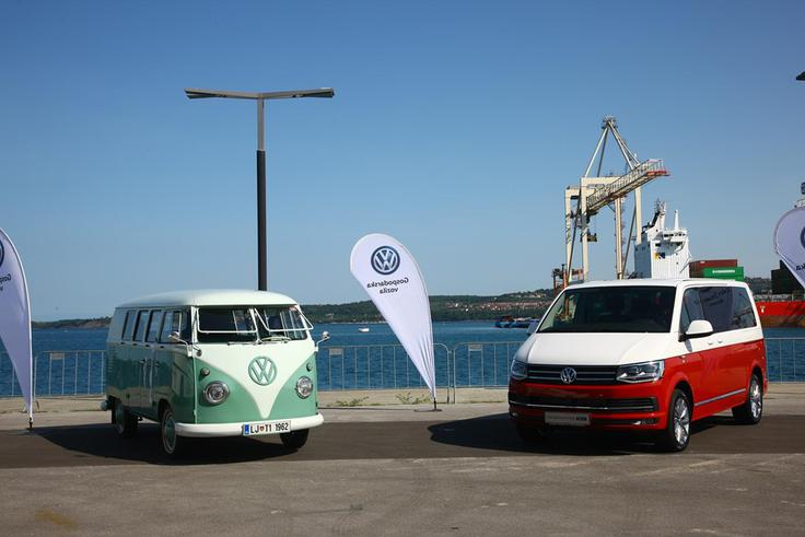 Volkswagnov transporter šeste generacije, ki je zmagovalec med dostavniki, je s seboj prinesel modernejši blagi retro videz v kombinaciji z najmodernejšo tehnologijo in varnostnimi sistemi ter povsem novo paleto varčnih in čistih motorjev. Ob tem so seveda na voljo številne tovorne in potniške različice. V finalu se je zmagovalec pomeril s sorodnikom volkswagnom caddyjem, italijanskim fiatom doblom ter francoskim duetom citroën berlingo/peugeot partner. | Foto: 