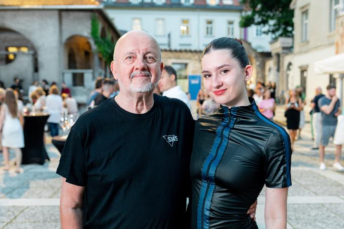 Z eno od hčera si bo Zmago Jelinčič ogledal muzej in Prešernov spomenik ter o pomembnem kulturnem dnevu z njo tudi podebatiral. | Foto: Mediaspeed