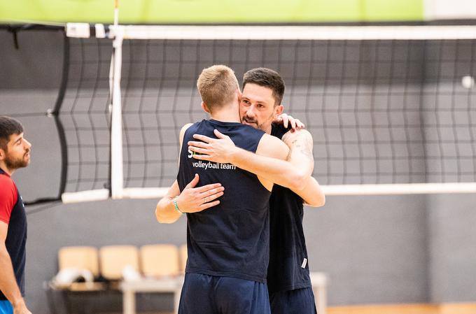 Dejan Vinčić se je takole poslovil od soigralcev, s katerimi je želel na evropskem prvenstvu spisati novo uspešno zgodbo, a ga na prvenstvu po odločitvi selektorja ne bo. | Foto: Nik Moder/Sportida