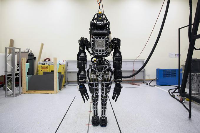 Proizvajalci nekaterih naprednejših robotov obljubljajo tudi večjo samostojnost. Tak robot bo šel sam na obhod po programirani poti in znal samodejno napolniti baterijo. Prav tako bo odpiral vrata in uporabljal dvigalo. (Fotografija je simbolična.) | Foto: Reuters