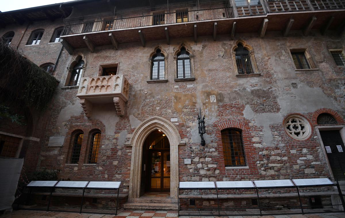 Verona | Znameniti balkon v Veroni, kjer naj bi Romeo osvajal Julijo, sameva, saj zaradi koronavirusa skoraj ni turistov. | Foto Reuters