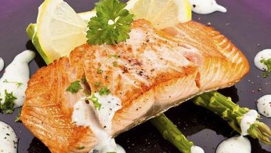 Velikonočni recept: Pečeni losos s krompirčkom, pestom in šparglji