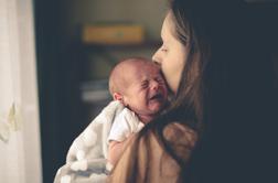 Kako pomagati novorojenčku, če ga mučijo krči?