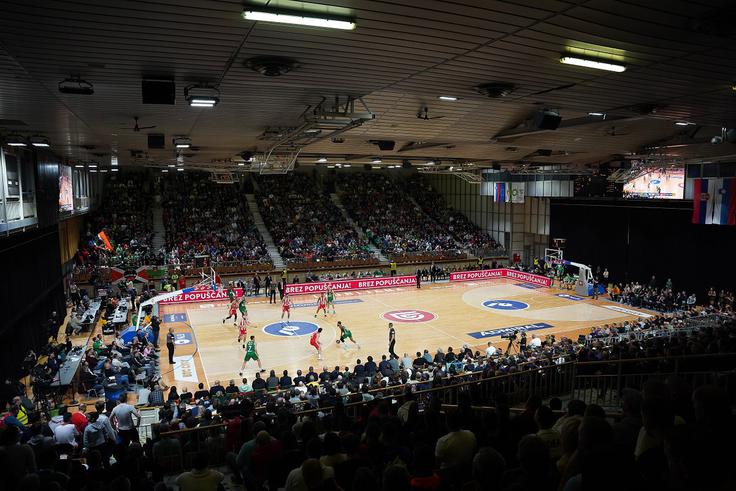 Srečanje med Cedevito Olimpijo in Crveno zvezdo je napolnilo Halo Tivoli. | Foto: www.alesfevzer.com
