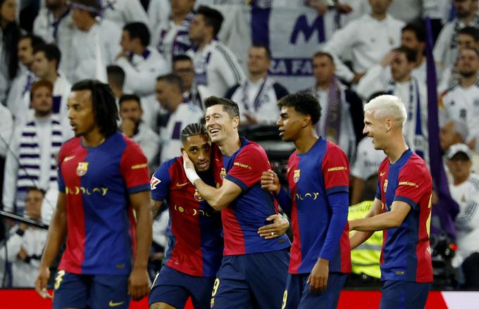 Barcelona je vse štiri zadetke dosegla v drugem polčasu. Strelski šov Kataloncev je z dvema goloma načel Poljak Robert Lewandowski. | Foto: Reuters