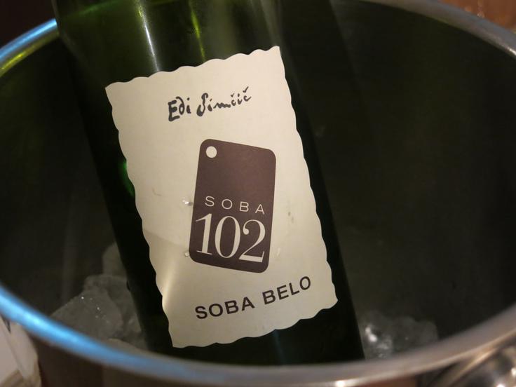 Tako belo kot rdeče hišno vino sta iz kleti Edi Simčič. | Foto: Miha First