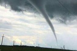 Tornado odnesel dojenčka, skrita v kadi. Oba sta preživela.