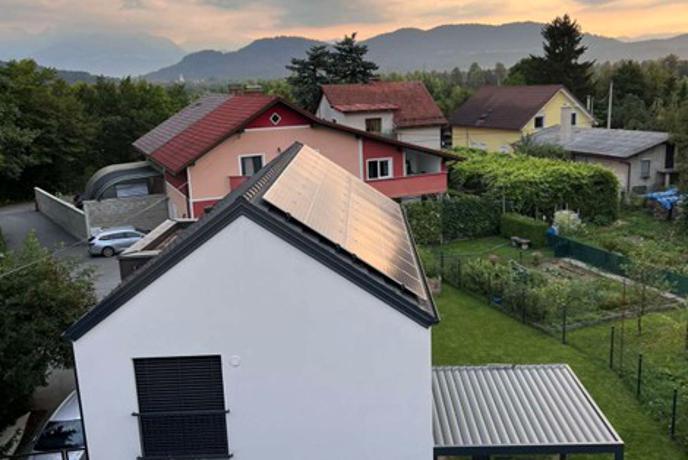 Zakaj je prihodnost sončnih elektrarn v pametnih hranilnikih energije?