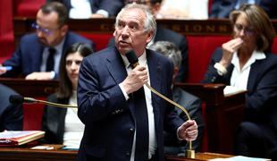 Francija v pričakovanju padca vlade pred politično krizo