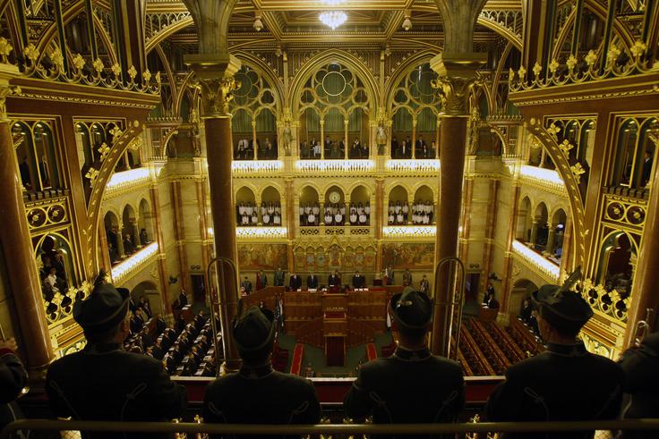 Žalna seja madžarskega parlamenta ob 90. obletnici Trianonske pogodbe | Foto: Reuters