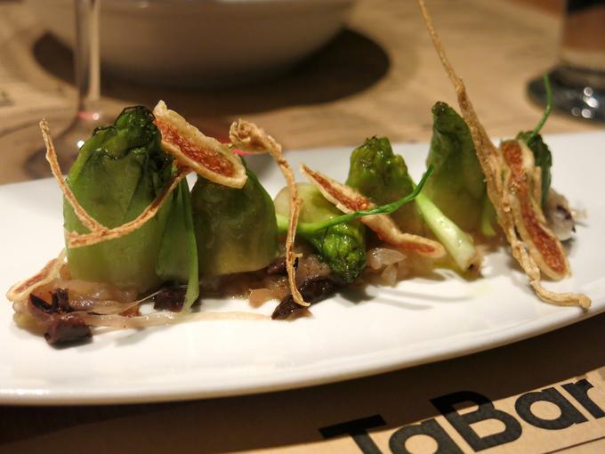 Cikorija s figami, olivami in čebulo | Foto: Miha First