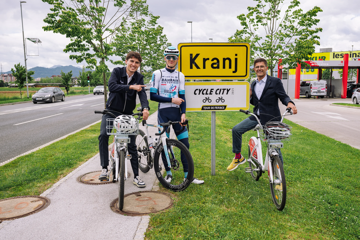 Mohorič se je v petek v Kranju udeležil posebnega dogodka ob prejemu naziva Kolesarsko mesto, ki ga podeljujejo agencija ASO, ki organizira Dirko po Franciji. Na fotografiji (levo) predstavnik ASO Mathieu Clanchin in župan Kranja Matjaž Rakovec. | Foto: Primož Pičulin