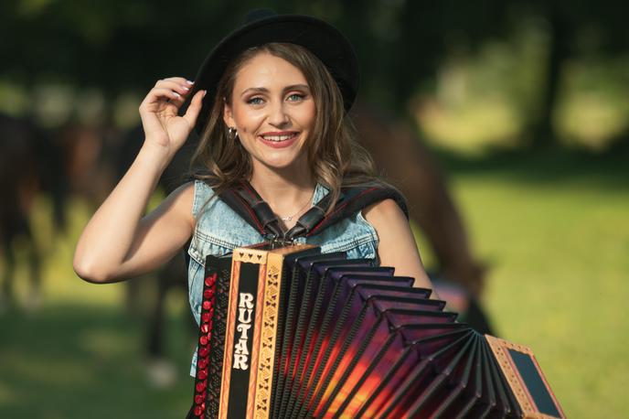 Tjaša Božič | "Na sezono veselic se pripravljam s polno paro – letos prvič z bendom," nam je zaupala Tjaša Božič. | Foto Osebni arhiv Tjaše Božič