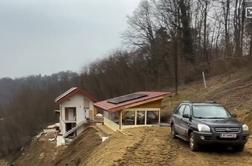 Po 240 dneh z obnovo zapuščene hiše še ni zaključil