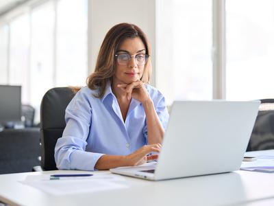 Ali umetna inteligenca res škoduje našim možganom?