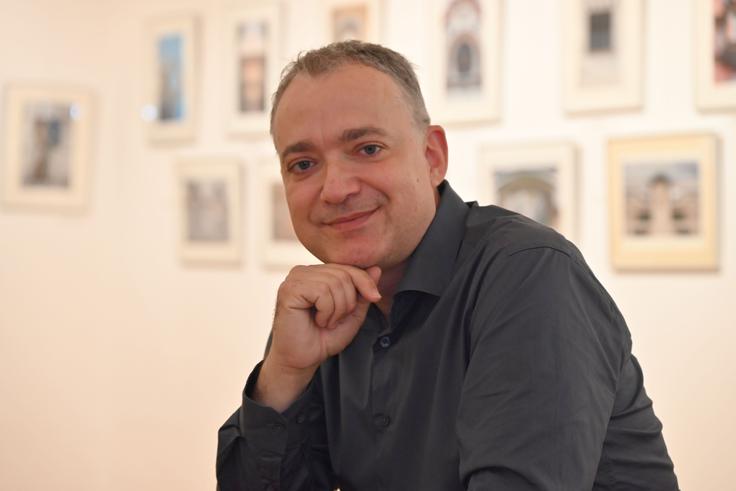 "Že kot otrok sem postavljal jaslice, zelo me je spodbujal oče, ki je imel rad praznike in z njimi povezano obredje," pove avtor razstave Andrej Doblehar.  | Foto: Tatjana Splichal