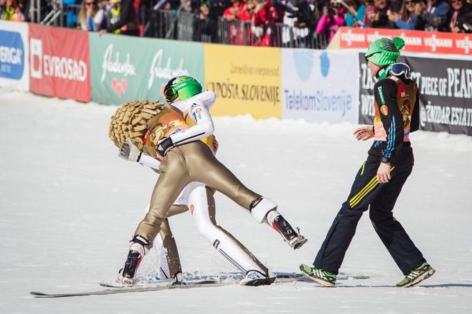 Kranjec se je domislil, da Prevca presenetijo z naglavno masko orla, simbola novoletne skakalne turneje. | Foto: Žiga Zupan/Sportida