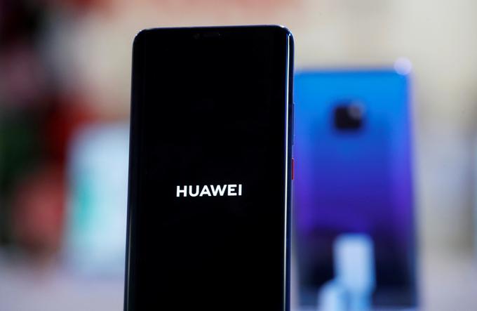 Huawei je trgovinski spor Kitajske in ZDA ter posledična prepoved ameriškim podjetjem, da Huaweiu prodajajo tehnologijo, povsem dotolkel. Še ne tako dolgo nazaj je na trgu pametnih telefonov nekaj časa celo dominiral, do konca leta 2020 pa je njegov tržni delež po treh letih znova padel pod deset odstotkov. V prvem četrtletju leta 2021 je imel celo samo 4-odstotni tržni delež, a tako velika razlika je nastala na račun odcepitve znamke Honor, za katero Huawei želi, da se v analizah trga prikazuje kot samostojno podjetje. | Foto: Reuters