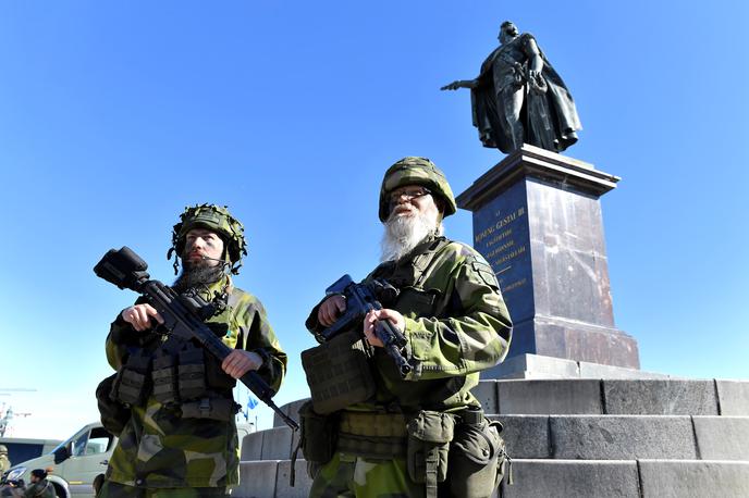 švedska vojska | Švedska je zaradi ruske agresije na Ukrajino za vstop v zavezništvo po desetletjih nevtralnosti skupaj s Finsko zaprosila maja 2022. Finska se je zavezništvu priključila aprila lani, Švedska pa še čaka na zeleno luč Turčije in Madžarske, a naj bi 32. članica zavezništva po pričakovanjih postala na naslednjem vrhu zveze Nato julija letos v Washingtonu. | Foto Reuters