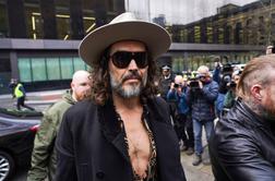Russell Brand na sodišču zaradi novih obtožb o posilstvu
