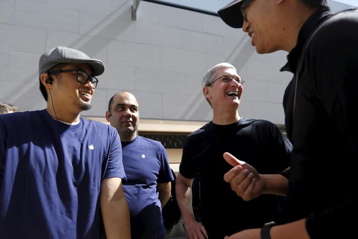 Apple je v zadnjih petih letih zaradi rastočih poslov skoraj podvojil tudi število zaposlenih. Danes jih je več kot 110 tisoč, ko je krmilo Apple izpustil Steve Jobs, jih je bilo le 60 tisoč. Tim Cook je med zaposlenimi sicer zelo priljubljen, verjetno tudi zato, ker je veliko bolj dostopen, kot je bil Steve Jobs. Čeprav to ne pomeni, da ga lahko v pisarni obišče vsakdo, je znano, da večkrat sodeluje v e-poštni korespondenci z vsemi zaposlenimi, pogosteje kot Jobsa pa ga vidijo tudi prodajalci v trgovinah Apple Store.  | Foto: 