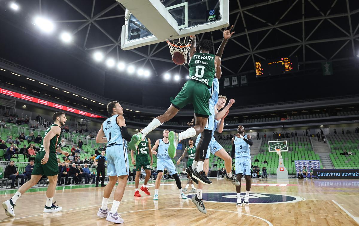 Cedevita Olimpija D.J. Stewart | Že v prvi četrtini smo videli nekaj atraktivnih zabijanj Cedevite Olimpije. | Foto Aleš Fevžer