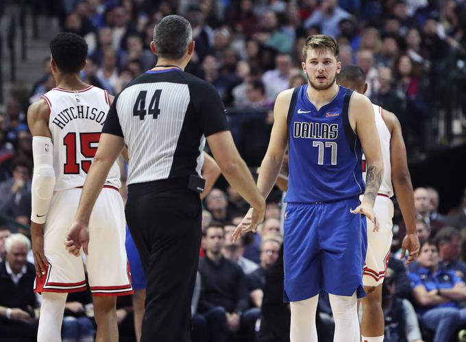 Luka Dončić se še spoznava s kriterijem sojenja v ligi NBA. | Foto: Reuters