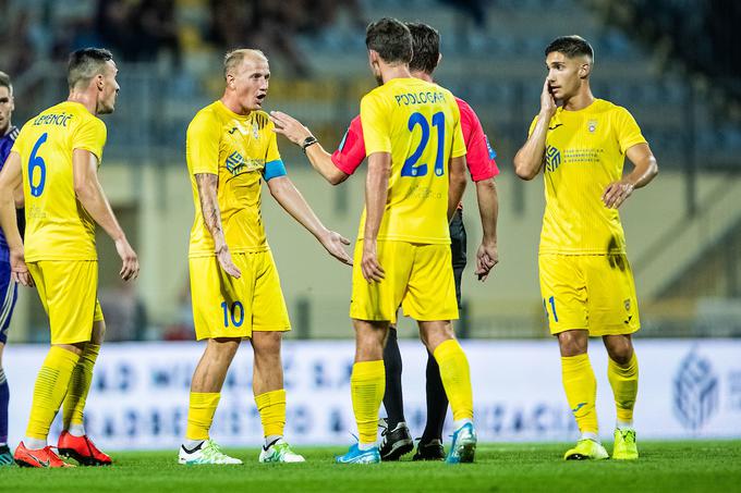 Domžalčani so kar trikrat premagali Jasmina Handanovića, a sodniki so vse zadetke razveljavili zaradi prepovedanega položaja. | Foto: Grega Valančič / Sportida