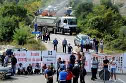 Vučića na Kosovu ustavili z gradbenimi stroji in tovornjaki