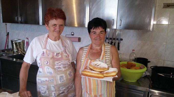 Kuharici, ki skrbita za to, da je ratitovška kulinarična atrakcija vedno na voljo. Po ratitovškem flancatu povprašuje vsak tretji obiskovalec Krekove koče.  | Foto: Alenka Teran Košir