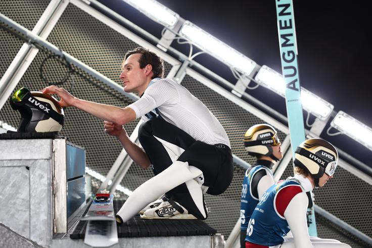 Domen Prevc na mešani ekipni tekmi ne želi razočarati sestre Nike. | Foto: Reuters