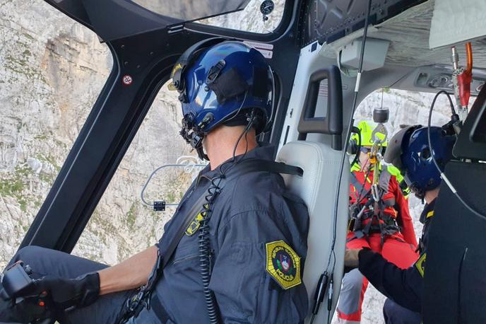 Gorski reševalci | Posredovati je morala tudi posadka policijskega helikopterja.  | Foto PU Kranj