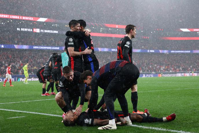 Raphinha | Veselje nogometašev Barcelone po zmagovitem zadetku Raphinhe na stadionu Luz v Lizboni. | Foto Reuters