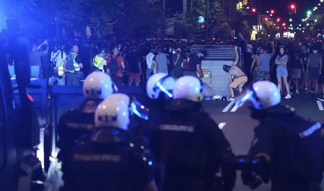 Na protestih v Beogradu izbruhnil kaos