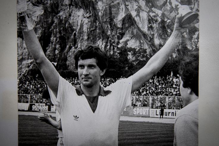 Rijeko je zapustil leta 1985, po osmih letih, v katerih je na Kantridi, takratnem osrednjem reškem stadionu, pustil ogromen pečat. Leta 2017 je bil gost reškega kluba, ki je na dvoboj med Rijeko in Cibalio, po katerem so si izbranci Matjaža Keka na Rujevici priigrali zgodovinski naslov hrvaškega prvaka, povabil največje klubske legende. | Foto: Osebni arhiv