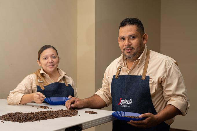 Tanya in Joel preverjata kakovost kave. | Foto: 